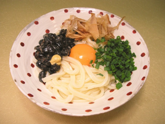 黒豆納豆と青ネギ、卵のっけうどん